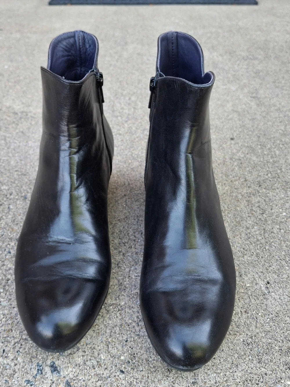 Van Eli Women's Black Leather Ankle Boots - Classic Zip Side Style, Size 9